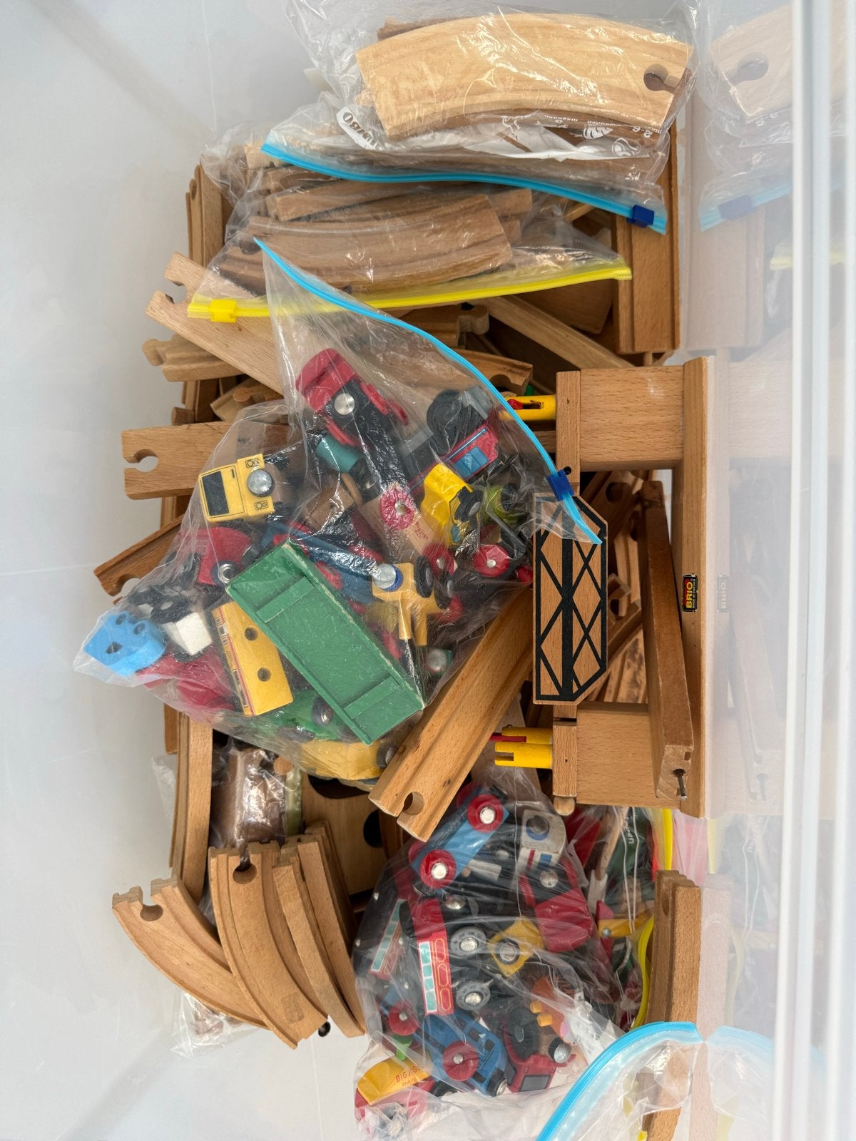 Grote partij houten treinrails en treintjes (Brio), Kinderen en Baby's, Speelgoed | Overig, Ophalen of Verzenden, Gebruikt, Jongen of Meisje