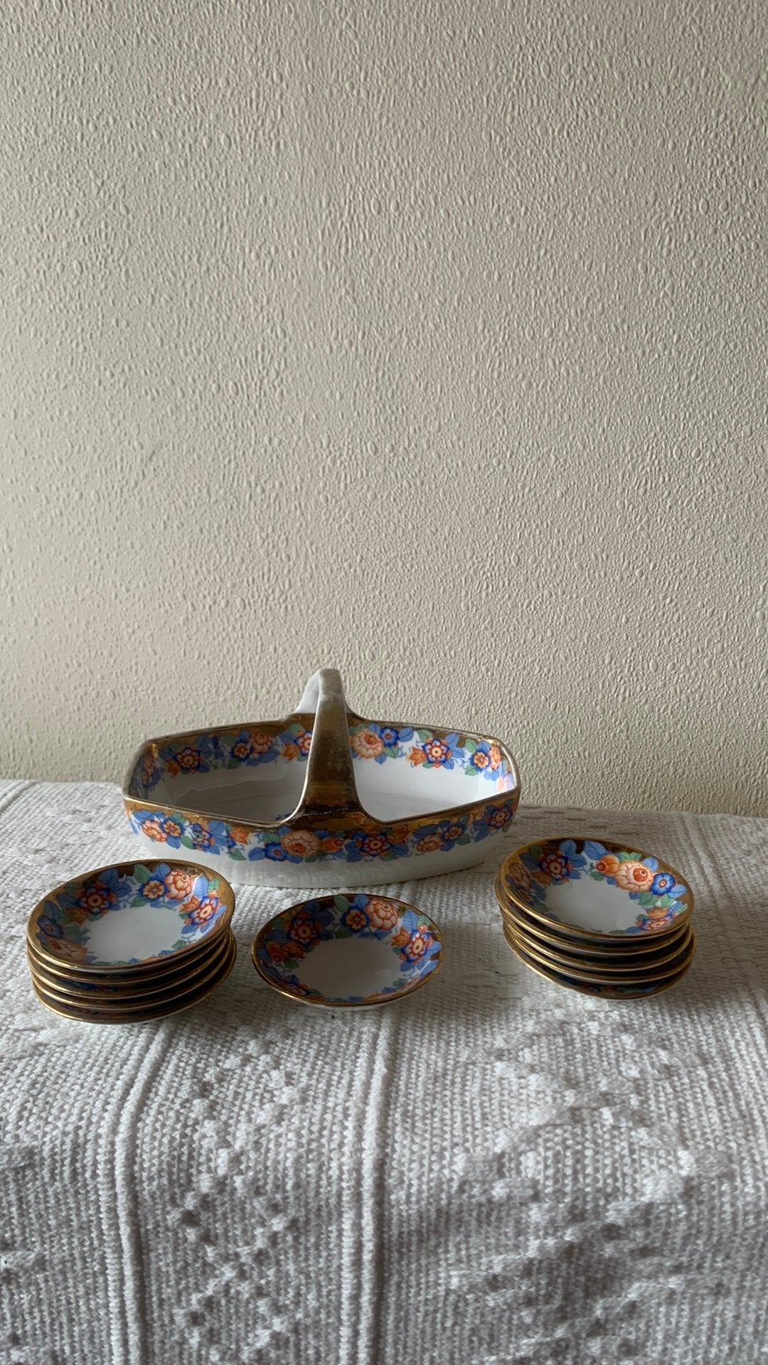 Porseleinen Noten schaaltje met kleine petitfour schoteltjes, Ophalen
