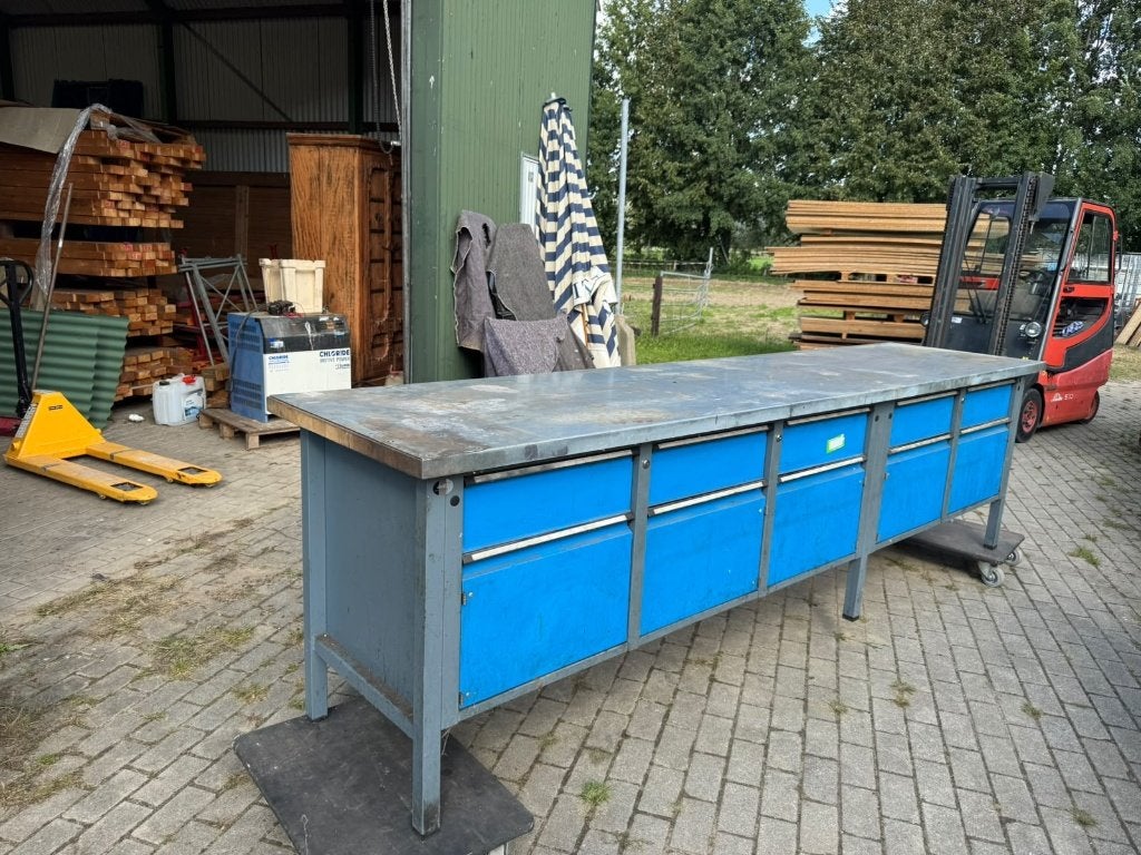 Foto 2 van Robuuste werkbank met lades en opbergruimte