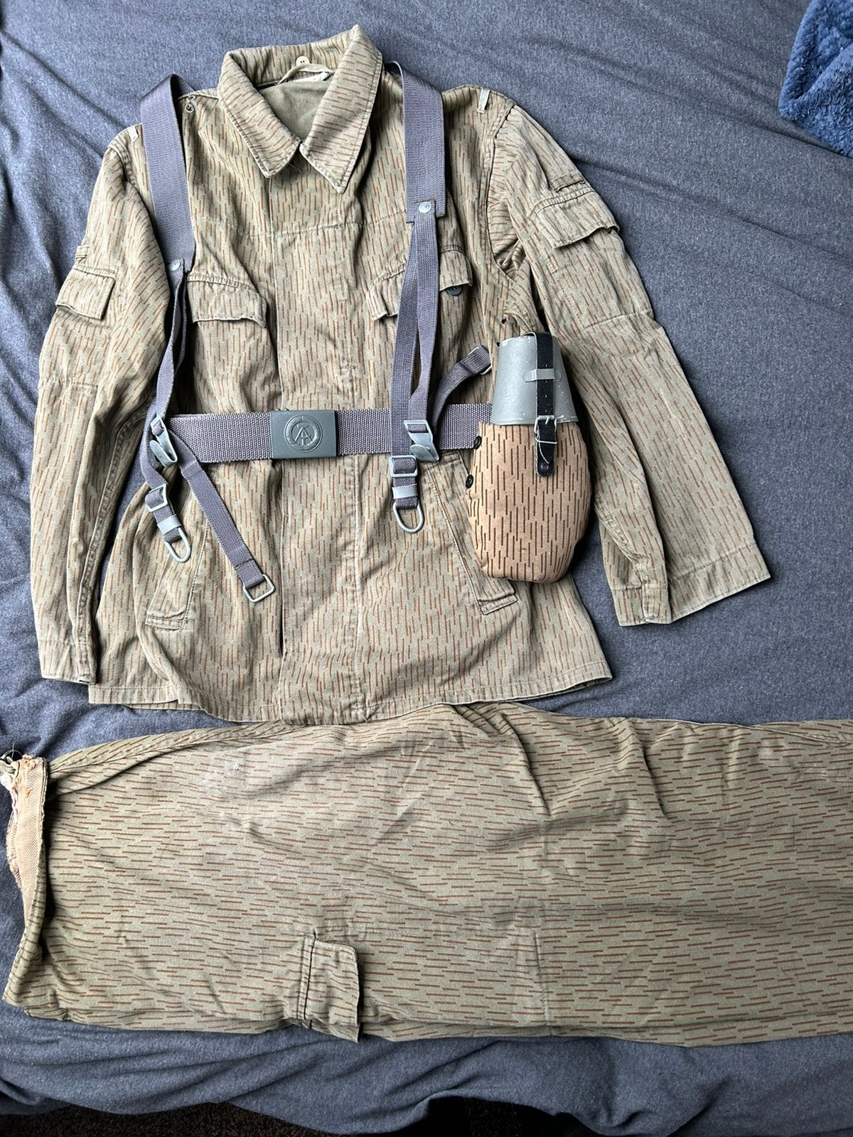 Koude oorlog NVA strichtarn veldtenue met toebehoren, Verzamelen, Ophalen of Verzenden, Landmacht, Duitsland, Kleding of Schoenen