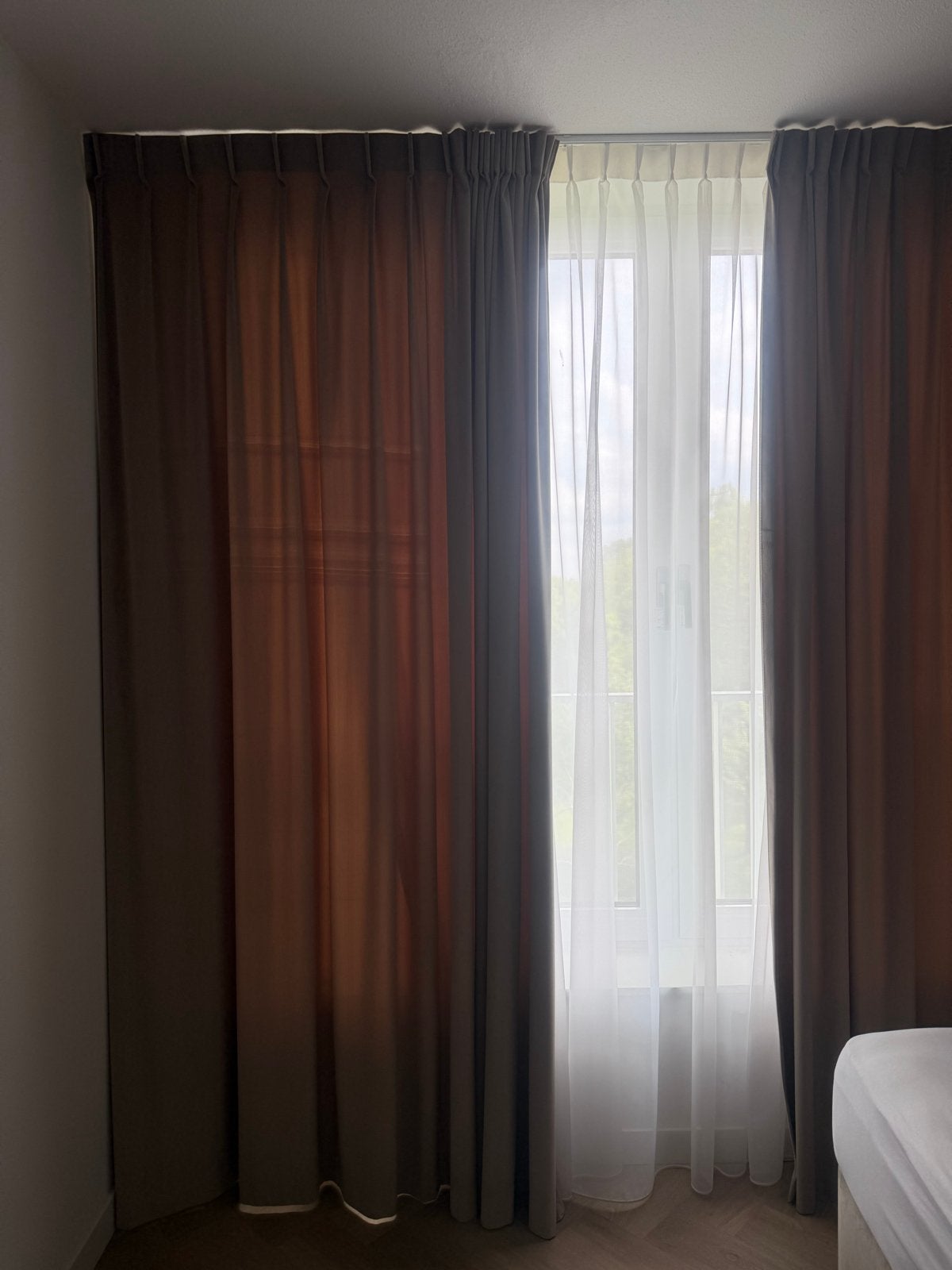 Taupe fluwelen gordijn, 255,5x230 cm, Gebruikt, Bruin, Fluweel, Ophalen of Verzenden