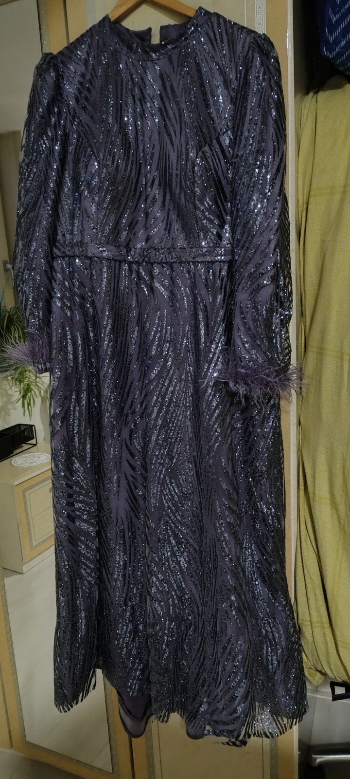Elegante paarse jurk met pailletten en veren, Paars, Maat 42/44 (L), Ophalen of Verzenden, Onder de knie