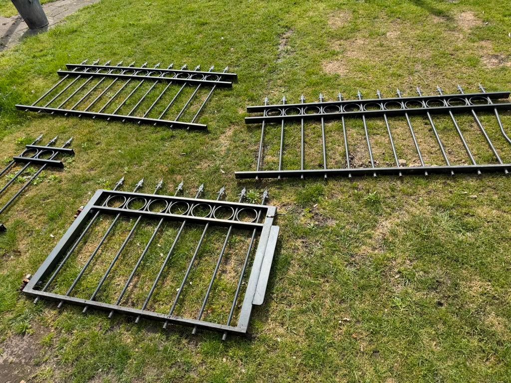 IJzeren sierhekwerk met poortje -  lengte 4 meter 1.02m hoog, Ophalen, Met poort, Gebruikt, Sierhekwerk