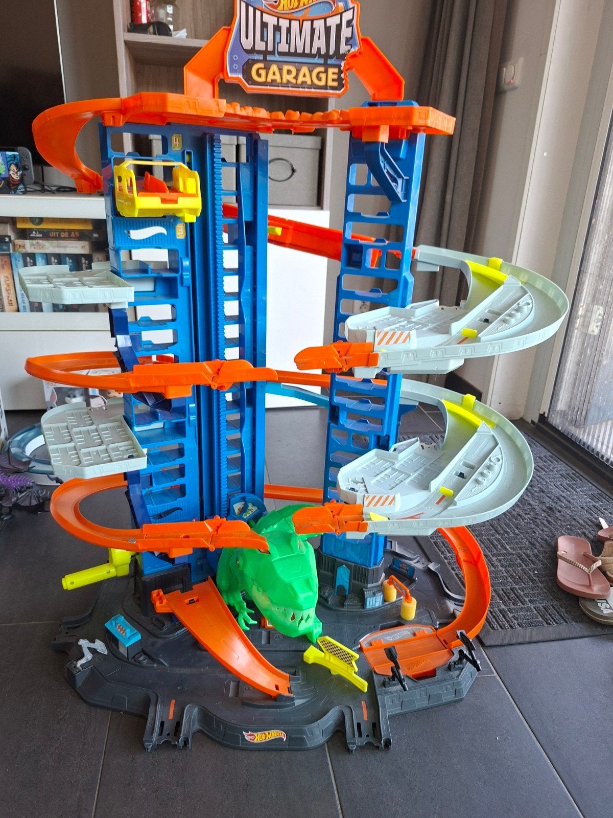 Hot Wheels Ultimate Garage met Bewegende T-Rex inc. 2 auto's, Ophalen, Zo goed als nieuw