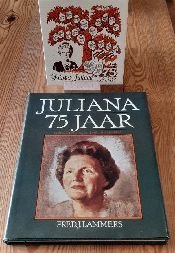 Juliana 75 Jaar: Een Leven Tussen Twee Werelden, plus tegel, Ophalen of Verzenden, Zo goed als nieuw, Nederland, Tijdschrift of Boek