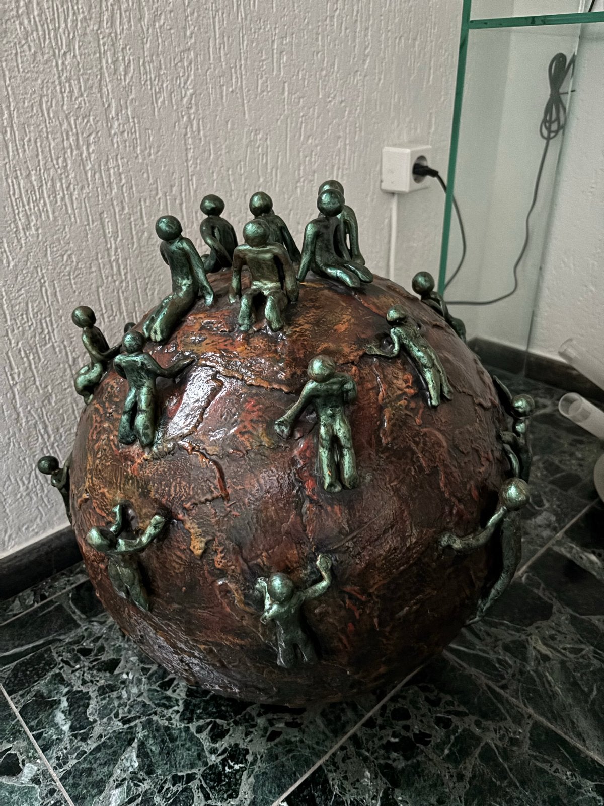 Uniek kunstwerk: Bol met mensfiguren, ca. 40 cm doorsnee, Groep mensen, Ophalen of Verzenden, Handgemaakt, 20 - 50 cm
