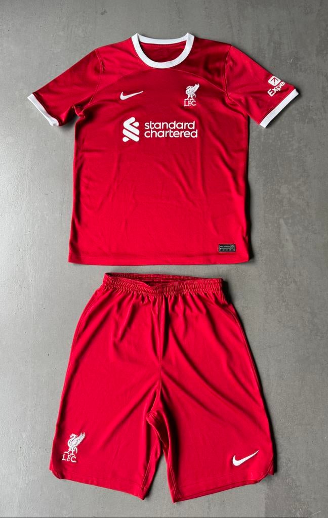Liverpool tenue 23/24 shirt/short, kindermaat XL (158-170)., Kinderen en Baby's, Ophalen of Verzenden, Gebruikt, Jongen of Meisje
