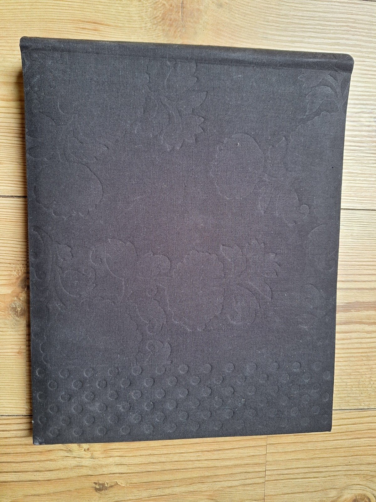 Groot zwart scrapbook album met reliëf, Hobby en Vrije tijd, Ophalen of Verzenden, Album of Boek