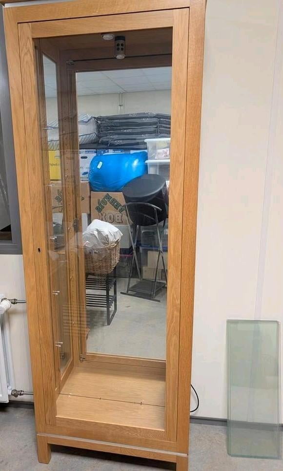 Vitrinekast  met glazen deuren, schappen en verlichting, Glas, Modern klassiek, 150 tot 200 cm, 25 tot 50 cm