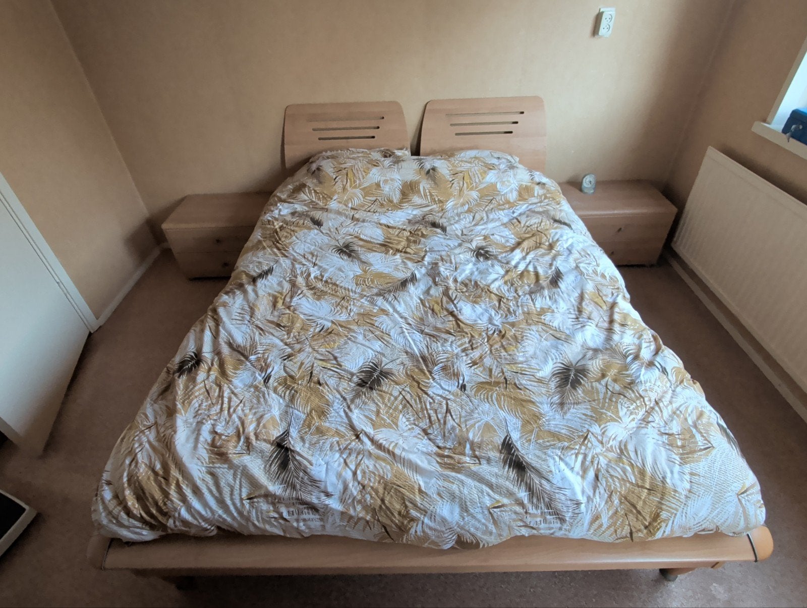 Auping: complete houten tweepersoonsbed met nachtkastjes, Huis en Inrichting, Slaapkamer | Bedden, Ophalen, Modern design, Gebruikt