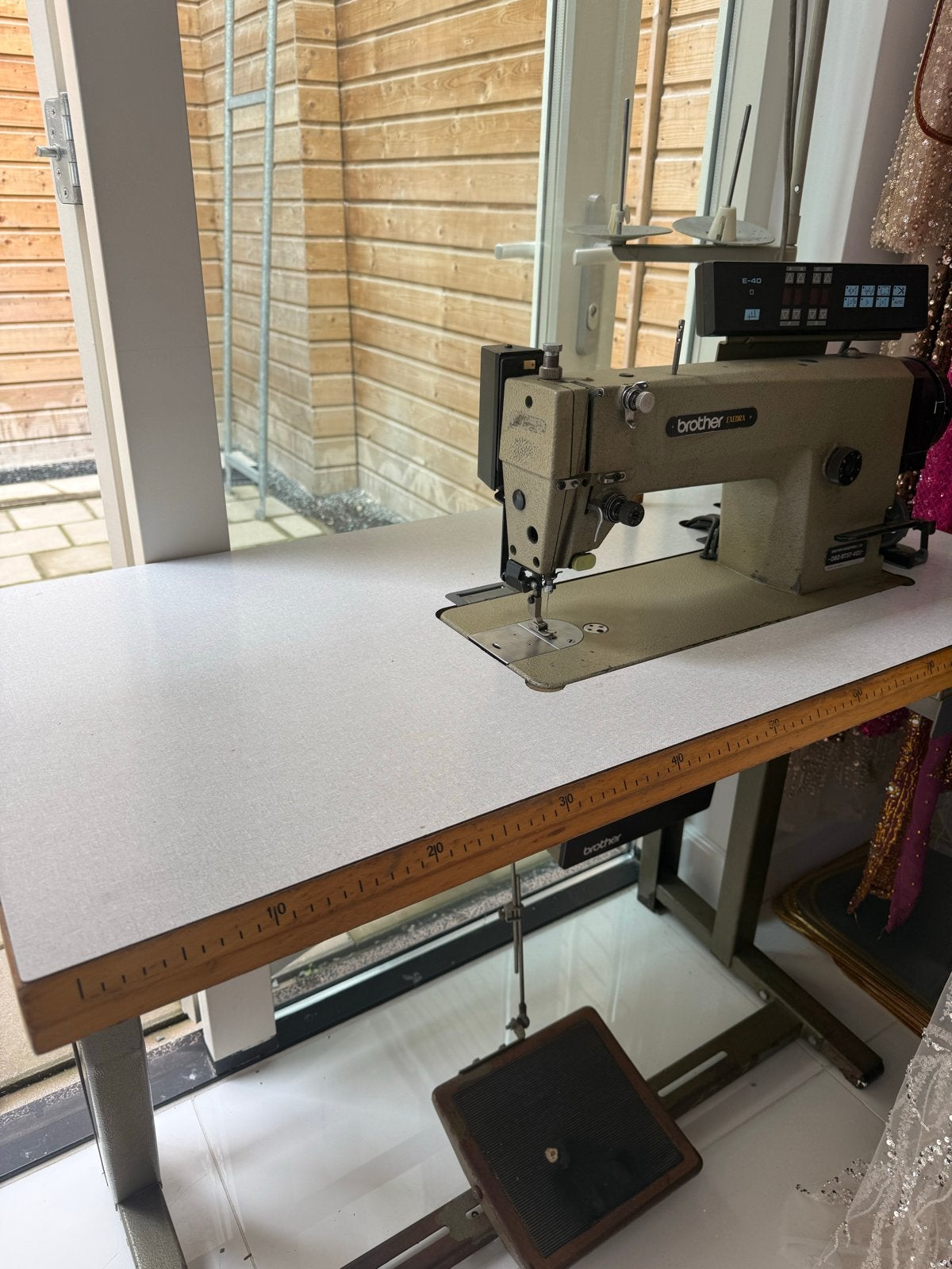 Brother Industriële Naaimachine met Tafel en Pedaal, Ophalen, Gebruikt, Naaimachine, Industrieel