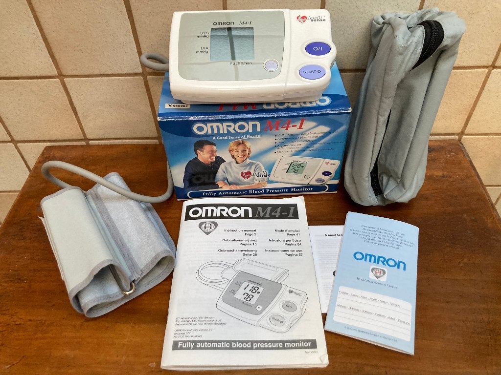 Omron bovenarm bloeddrukmeter met manchet etui handleiding, Ophalen of Verzenden, Zo goed als nieuw