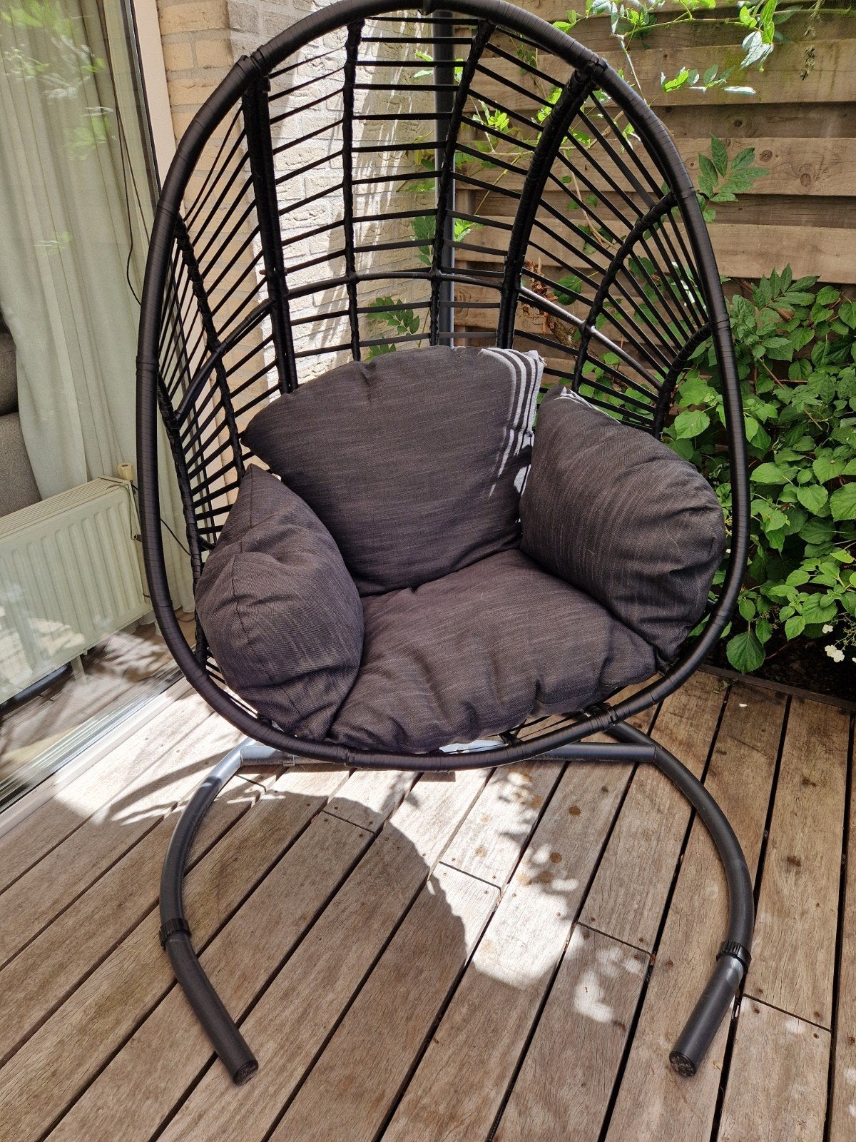 Comfortabele hangstoel met standaard en kussens, Ophalen