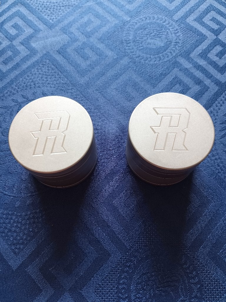 2x Herb Ripper XL 4 Piece Stainless Steel Grinder, Verzamelen, Rookartikelen, Aanstekers en Luciferdoosjes, Verzenden, Gebruikt