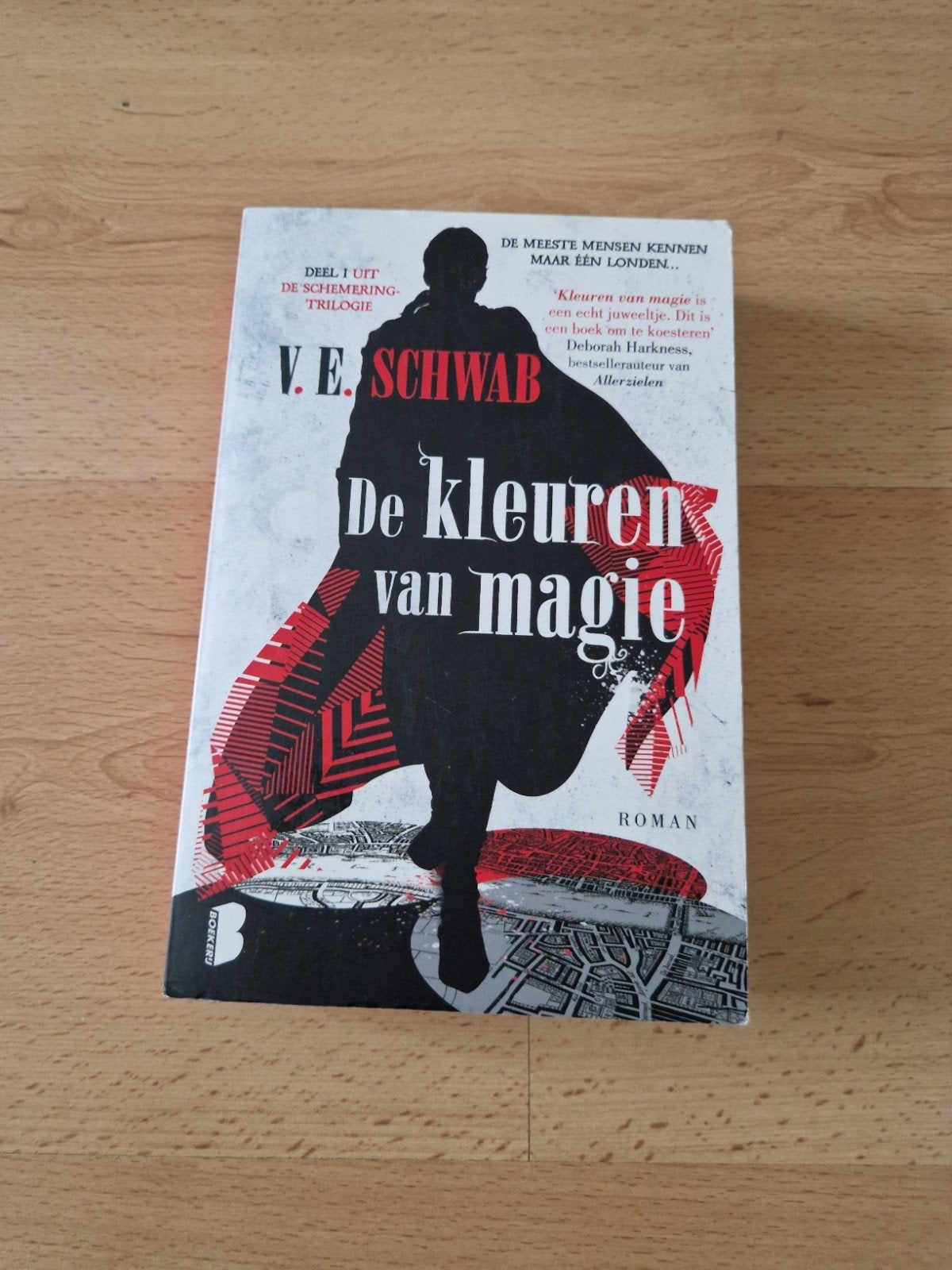 Boek de kleuren van magie deel 1 v e schwab fantasy ya, Ophalen of Verzenden, Zo goed als nieuw