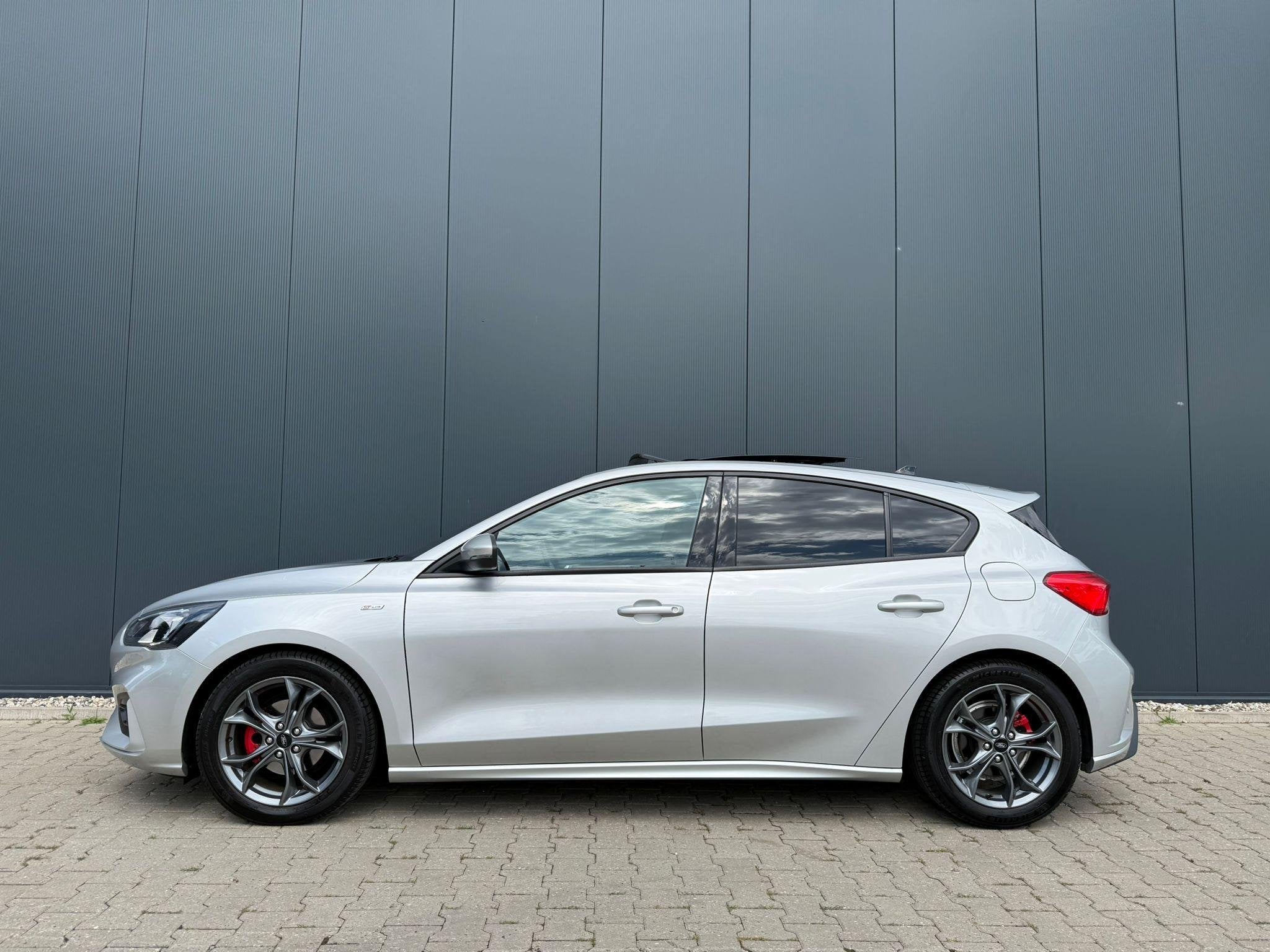 Foto 2 van Ford Focus 1.0 EcoBoost ST Line Pano / trekhaak / pdc