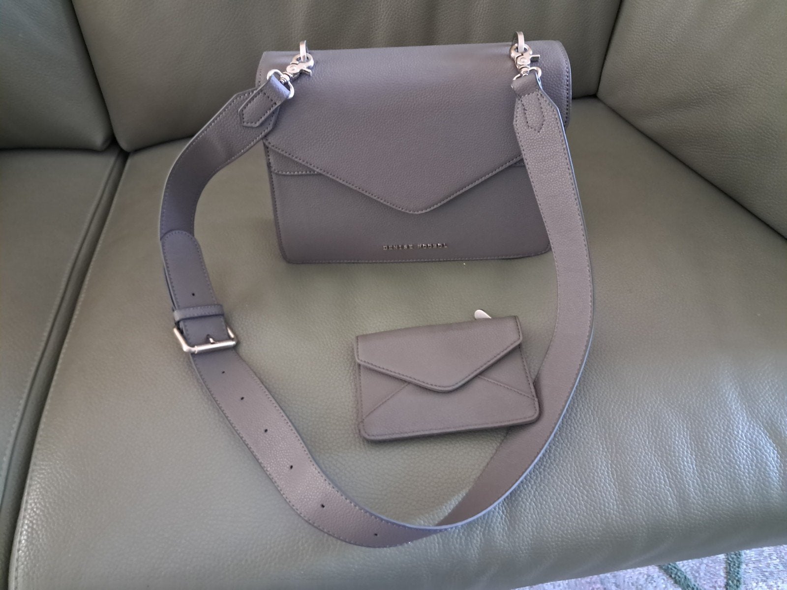 Nieuwe grijze leren tas met bijpassende portemonnee, Sieraden, Tassen en Uiterlijk, Tassen | Damestassen, Ophalen, Nieuw, Grijs