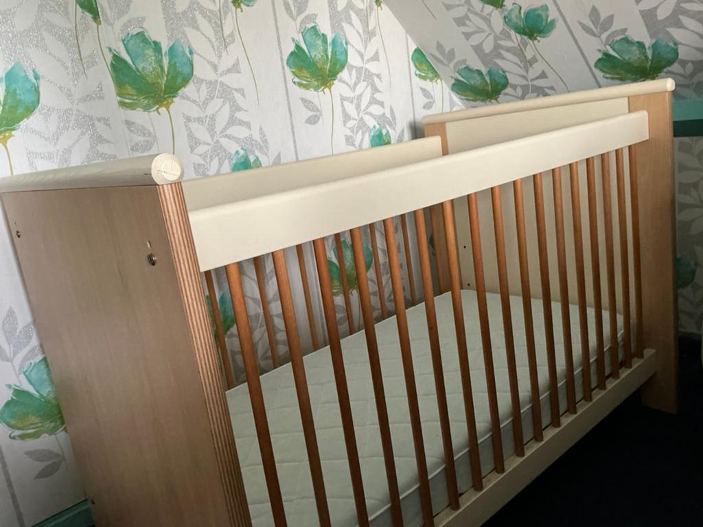 Mooi houten kinderledikantje, Ophalen, Eenpersoons, Zo goed als nieuw, Crème