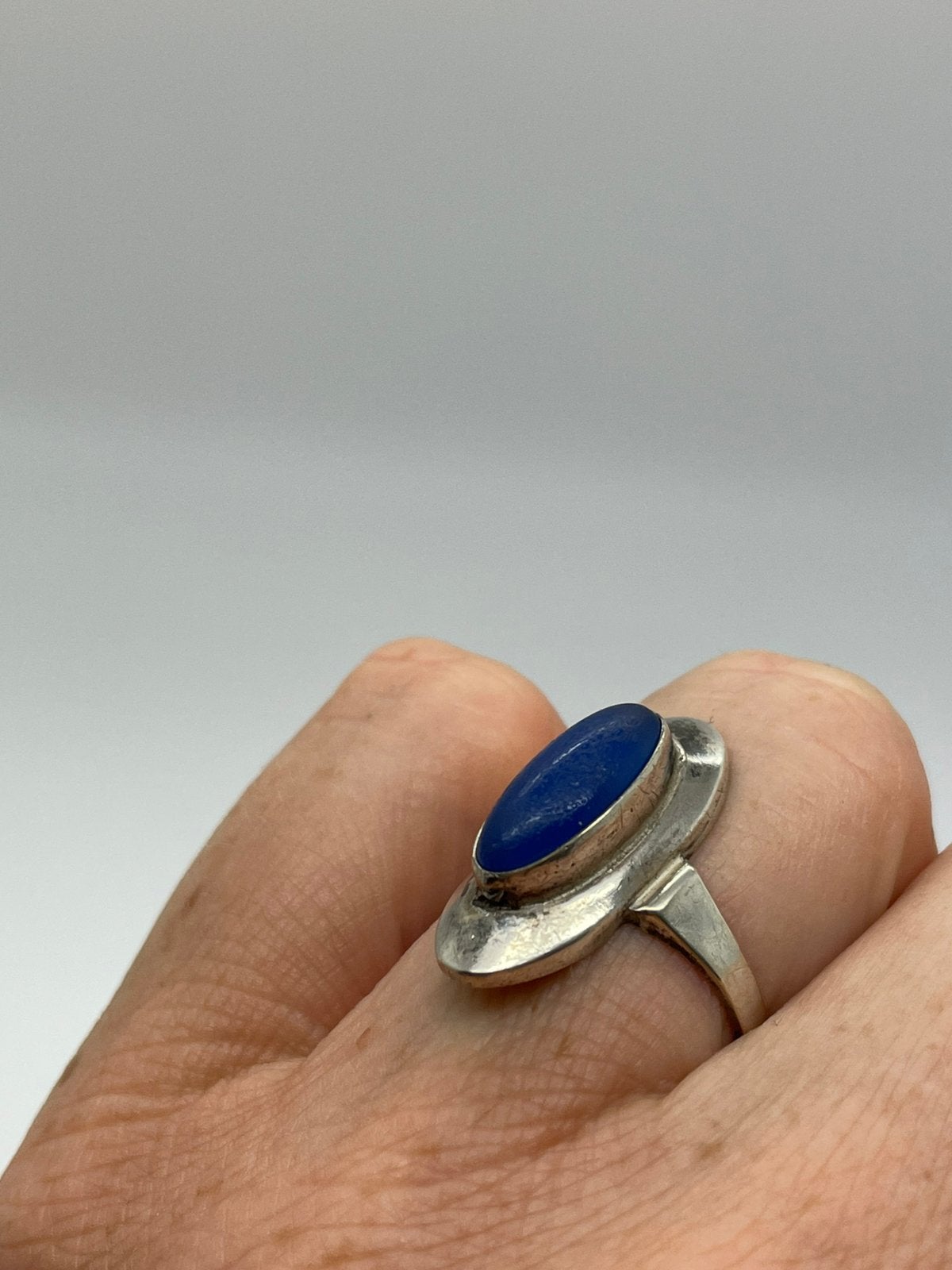 E826 Prachtige zilveren ring blauwe steen maat 17,5, Sieraden, Tassen en Uiterlijk, Antieke sieraden, Ophalen of Verzenden, Zilver