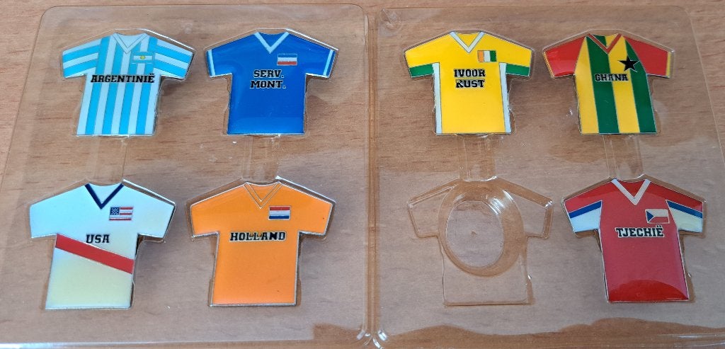 PINS VOETBALSHIRTS, Ophalen of Verzenden, Zo goed als nieuw, Sport, Speldje of Pin