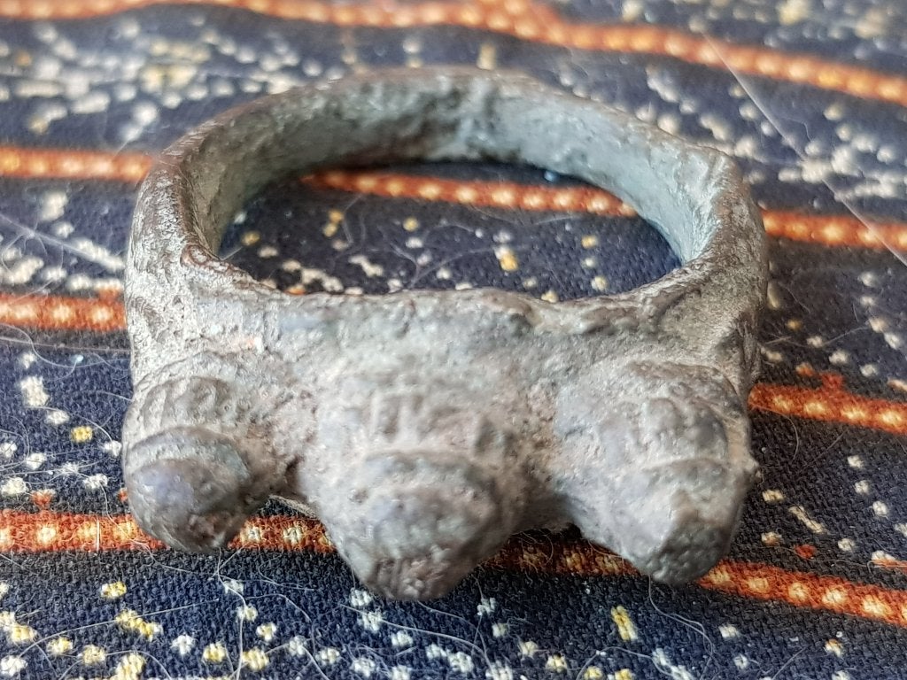 Antieke Oosterse ring van brons met drie stupa"s  3,3 cm., Sieraad, Handgemaakt, Ophalen of Verzenden, Overige herkomsten