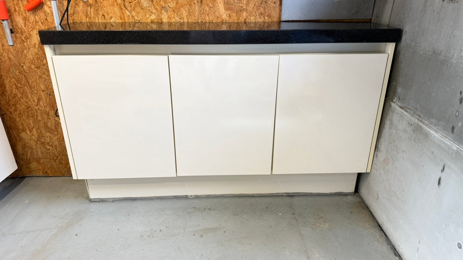 Dressoir met 3 deurtjes en marmer/granieten blad, Ophalen, Kunststof, Gebruikt, 150 tot 200 cm