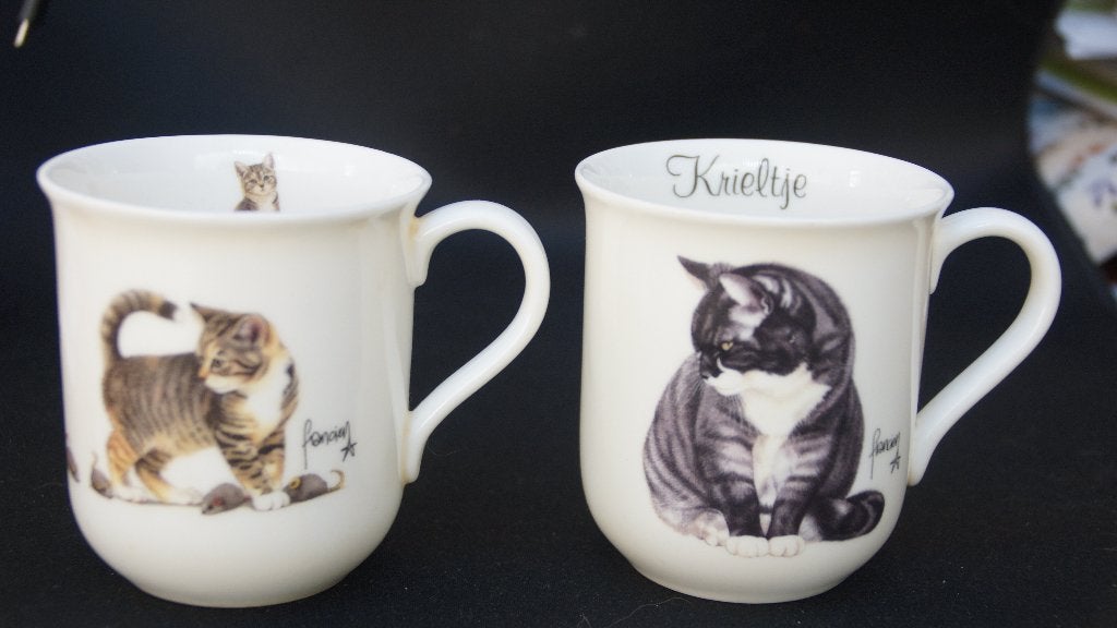 2 mokken Franciens katten, Ophalen of Verzenden, Gebruikt, Overige stijlen, Kop(pen) en/of Schotel(s)