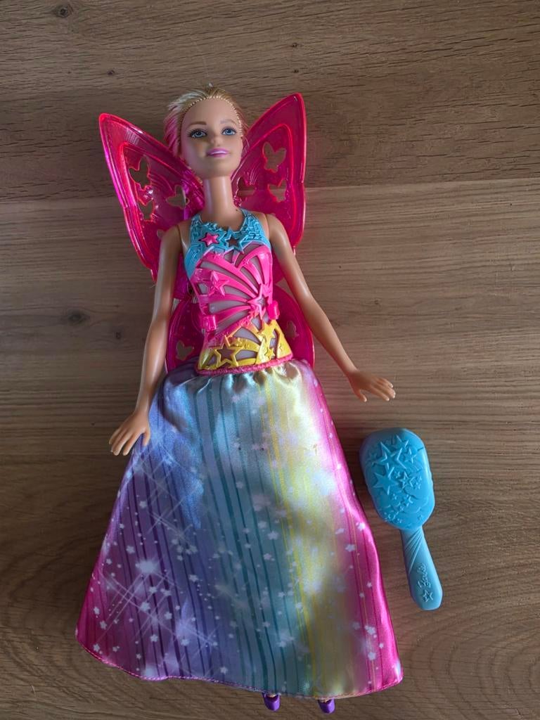Barbie met accessoires - Regenboog fee met vleugels, Kinderen en Baby's, Speelgoed | Poppen, Ophalen of Verzenden, Gebruikt, Barbie