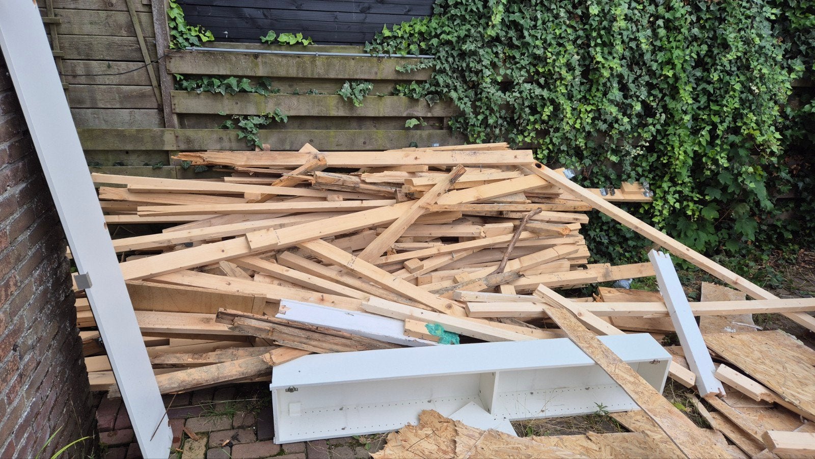 Partij gebruikt hout, ideaal voor brandhout, Doe-het-zelf en Verbouw, Hout en Planken, Geïmpregneerd, Gebruikt, 25 tot 50 mm, Overige typen