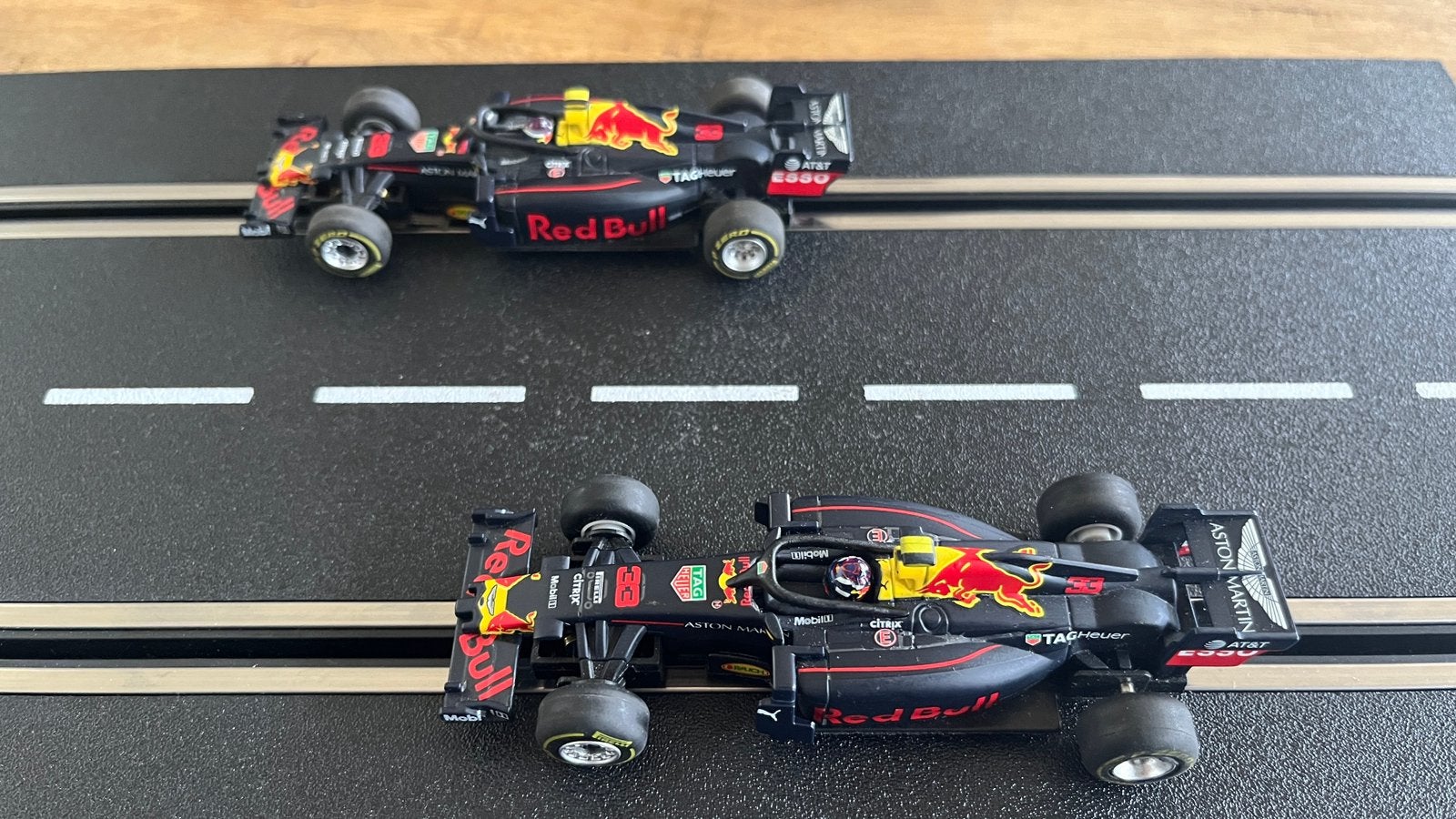 2x Carrera  Red Bull RB13  Max Verstappen., Carrera, Ophalen of Verzenden, Elektrisch, Racebaan