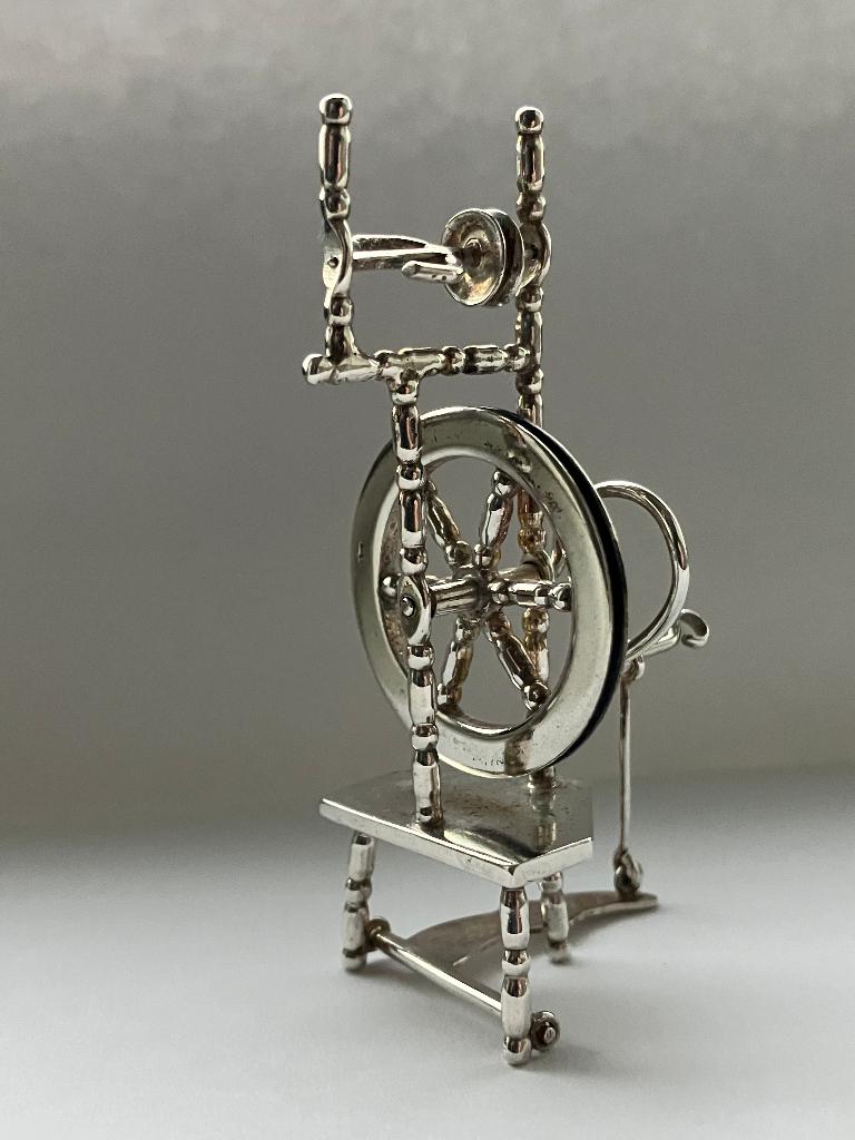 Zilveren miniatuur spinnenwiel, zilversmid Hooijkaas, Verzenden, Zilver
