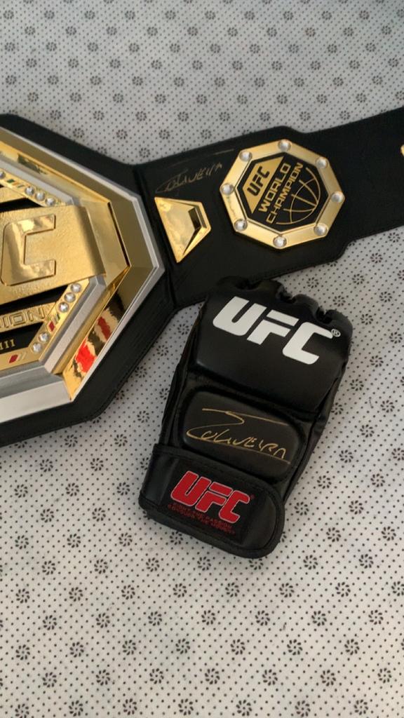 Ufc Handschoen getekend door Charles Oliveira, Maat S, Ophalen of Verzenden, Nieuw, Overige