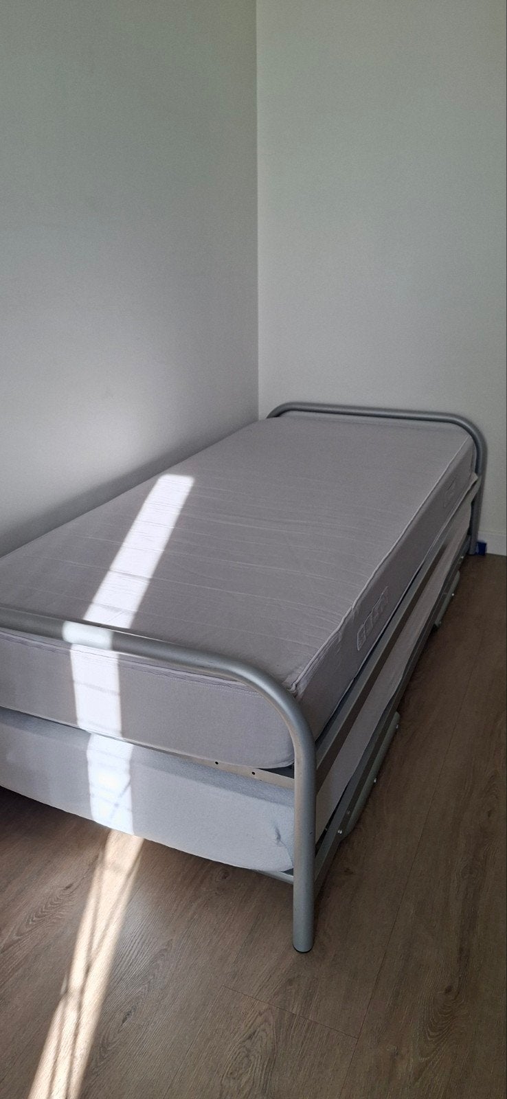 1 eenpersoonsbedmet 1 onderschuifbed, Ophalen, Gebruikt, 90 cm, Modern, functioneel