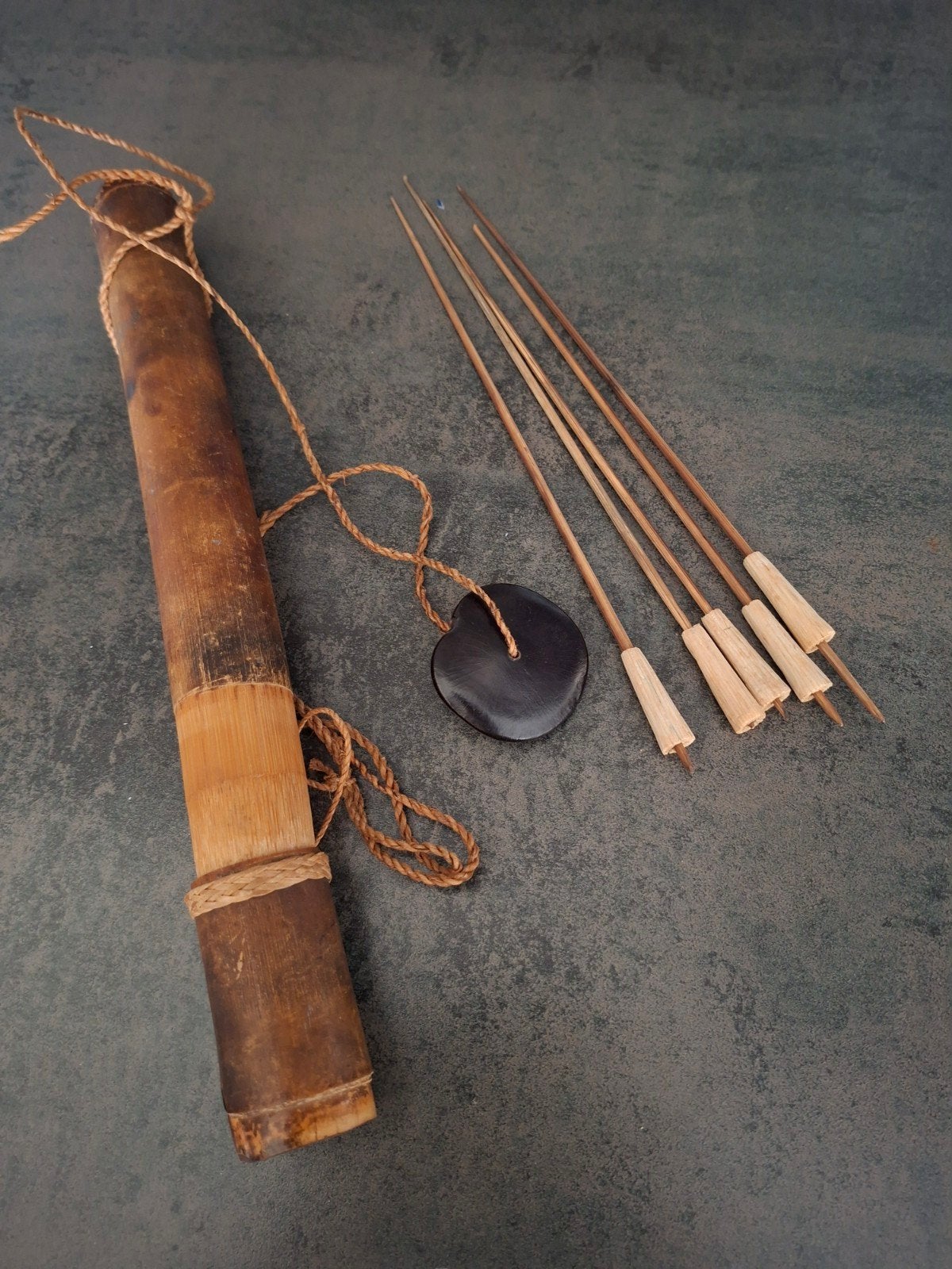 Traditionele bamboekoker met pijltjes uit Borneo, Ophalen of Verzenden, Gebruikt