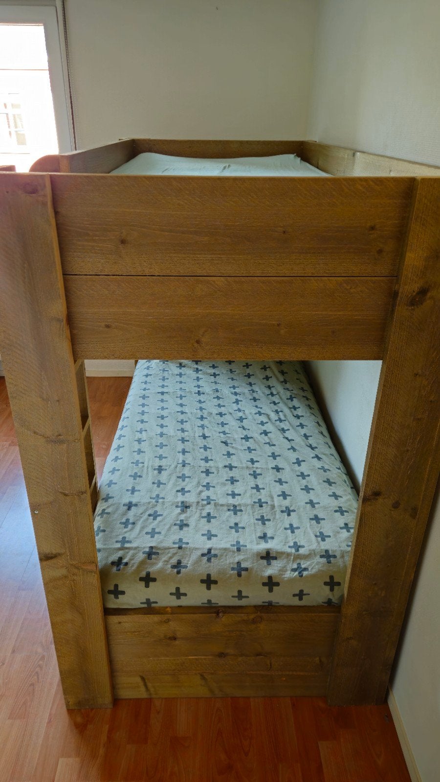 Stevig steigerhouten stapelbed met uitschuifbare lade, Ophalen, 90 cm, 160 tot 180 cm, Tweepersoons