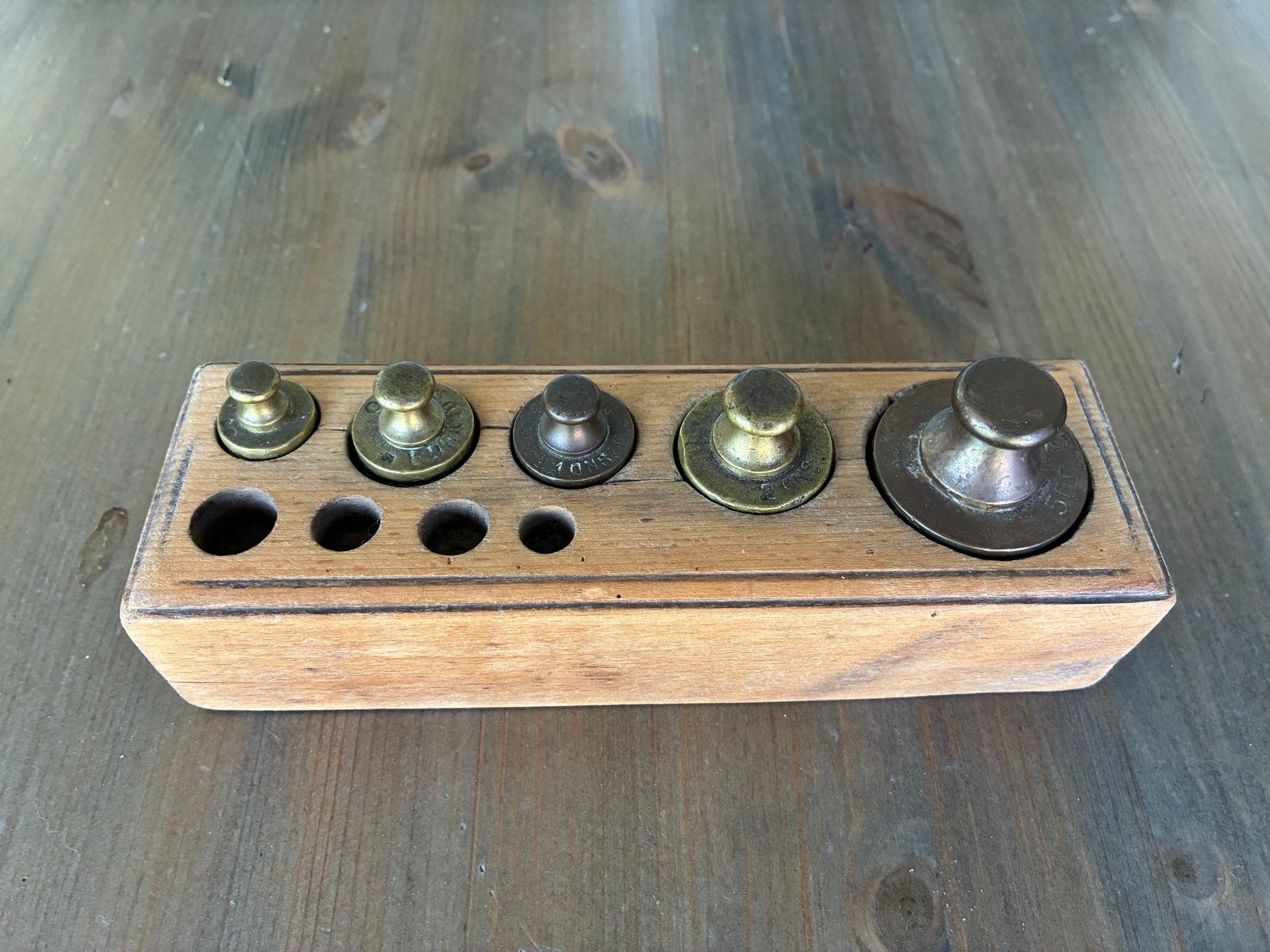 Antieke gewichten set met houten houder, Antiek en Kunst, Antiek | Gereedschap en Instrumenten, Ophalen