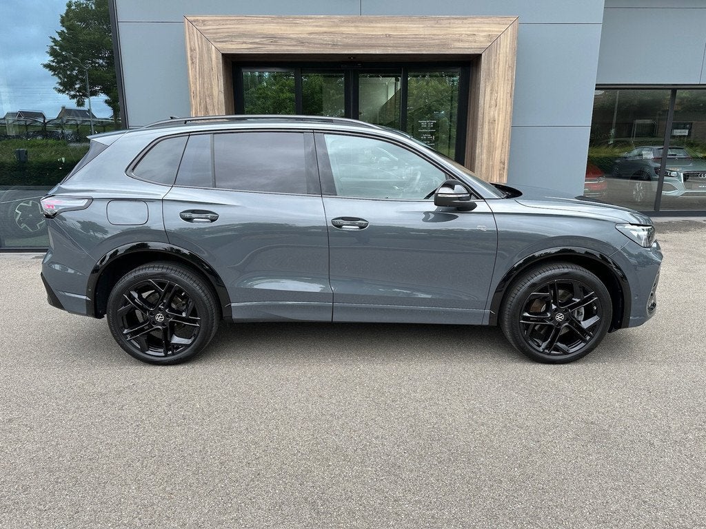 Volkswagen Tiguan 1.5 eHybrid R-Line | Black line | 360 Came, Auto's, Volkswagen, 12 maanden, Zwart, Alcantara, Parkeerassistent