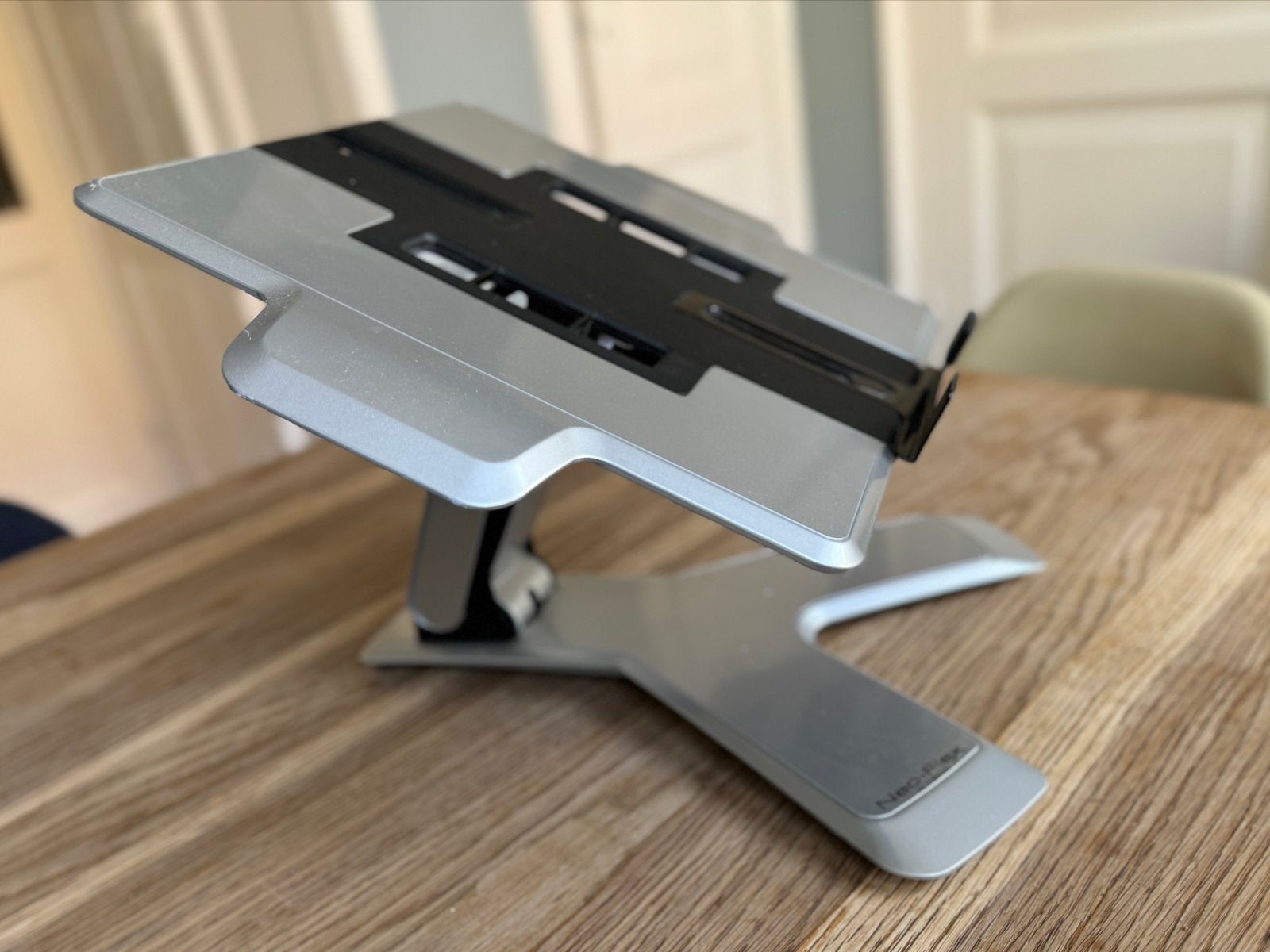 Ergotron Neo-Flex verstelbare standaard laptop / beamer, Ophalen, Zo goed als nieuw, In diepte verstelbaar