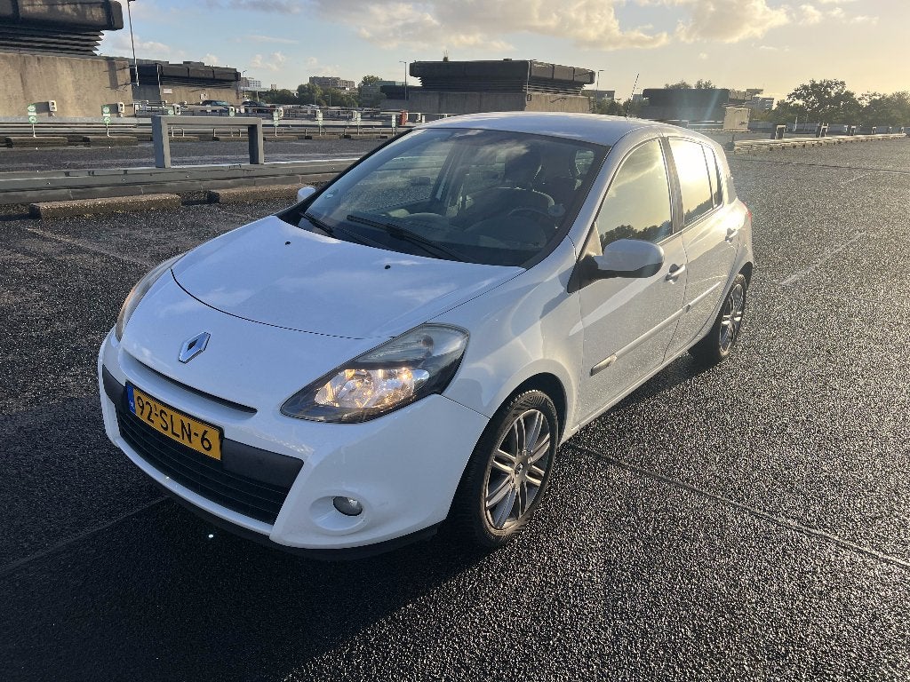 Renault Clio 1.5 dCi 2011, APK tot 01-2027, pas grote beurt, Auto's, Voorwielaandrijving, 4 cilinders, Wit, Origineel Nederlands
