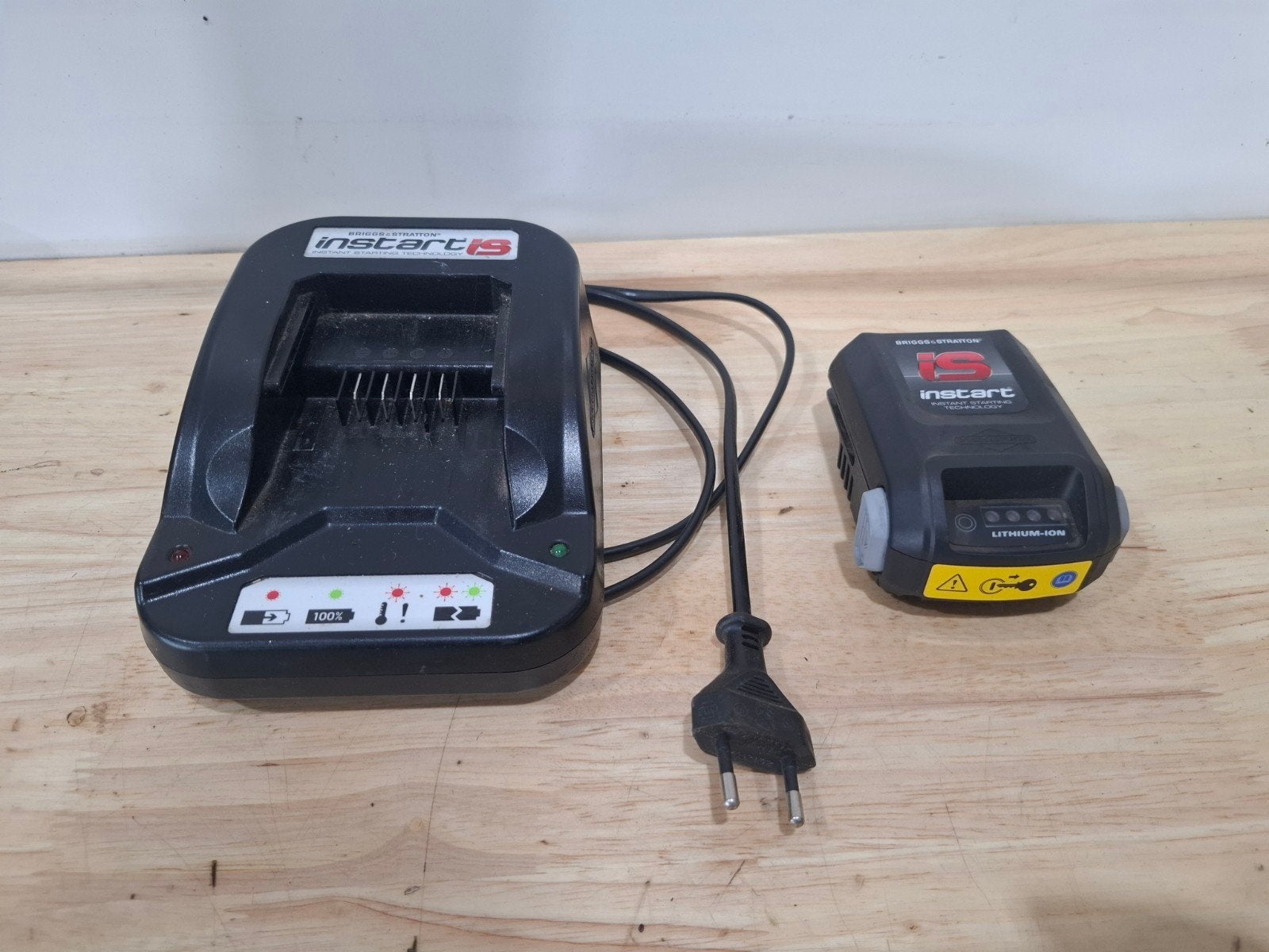 Acculader en startaccu briggs en stratton, Ophalen, Zo goed als nieuw