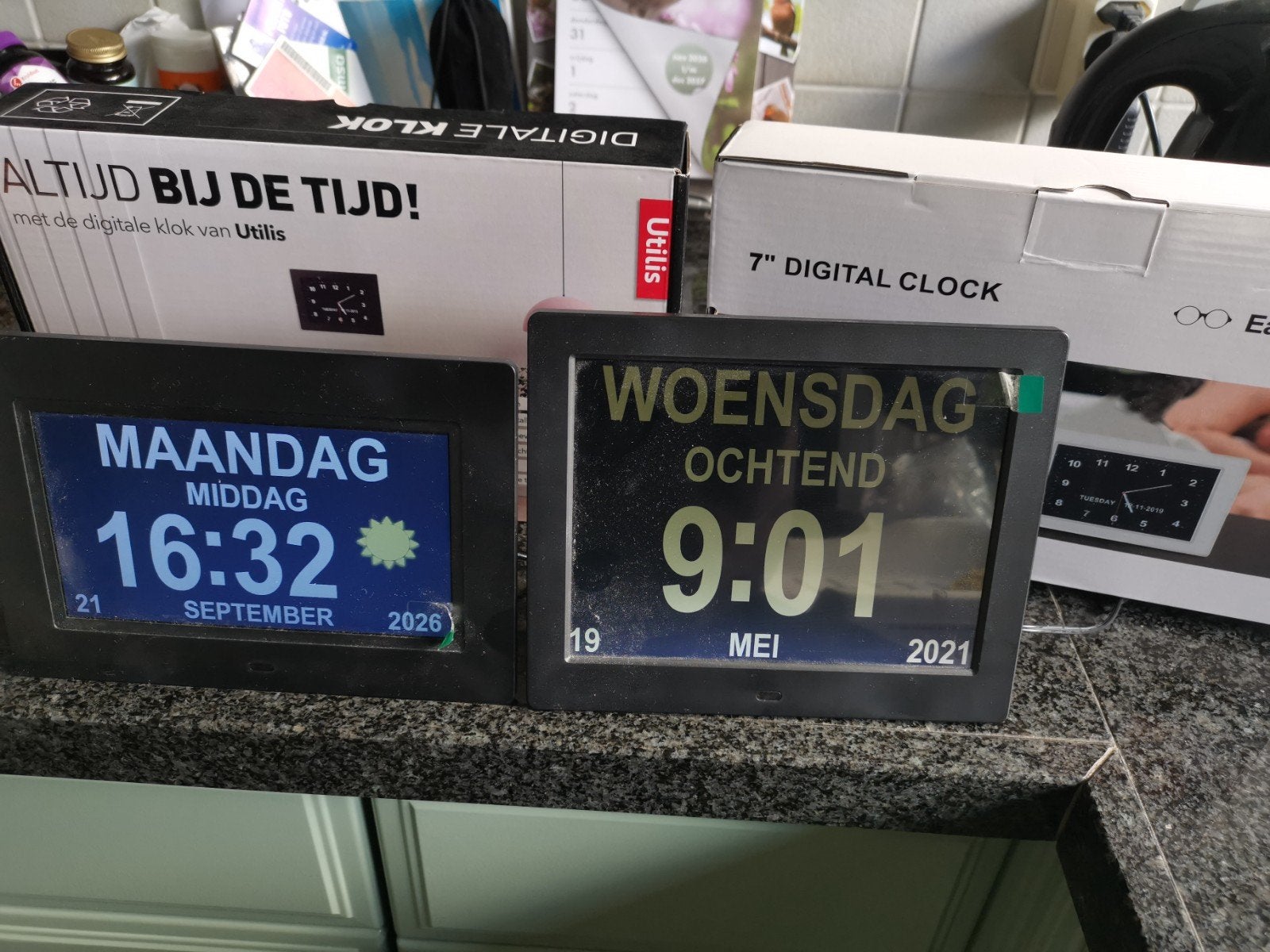 2x Digitale Klok(dementie) met Fotolijst Functie - Werken Pe, Gebruikt, Ophalen of Verzenden, Tafelklok, Digitaal
