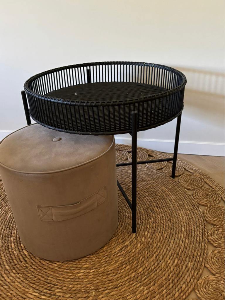 Zwarte salontafel met grijze suède poef - Modern design, Huis en Inrichting, Tafels | Salontafels, Ophalen, Gebruikt, Rond, 50 tot 100 cm