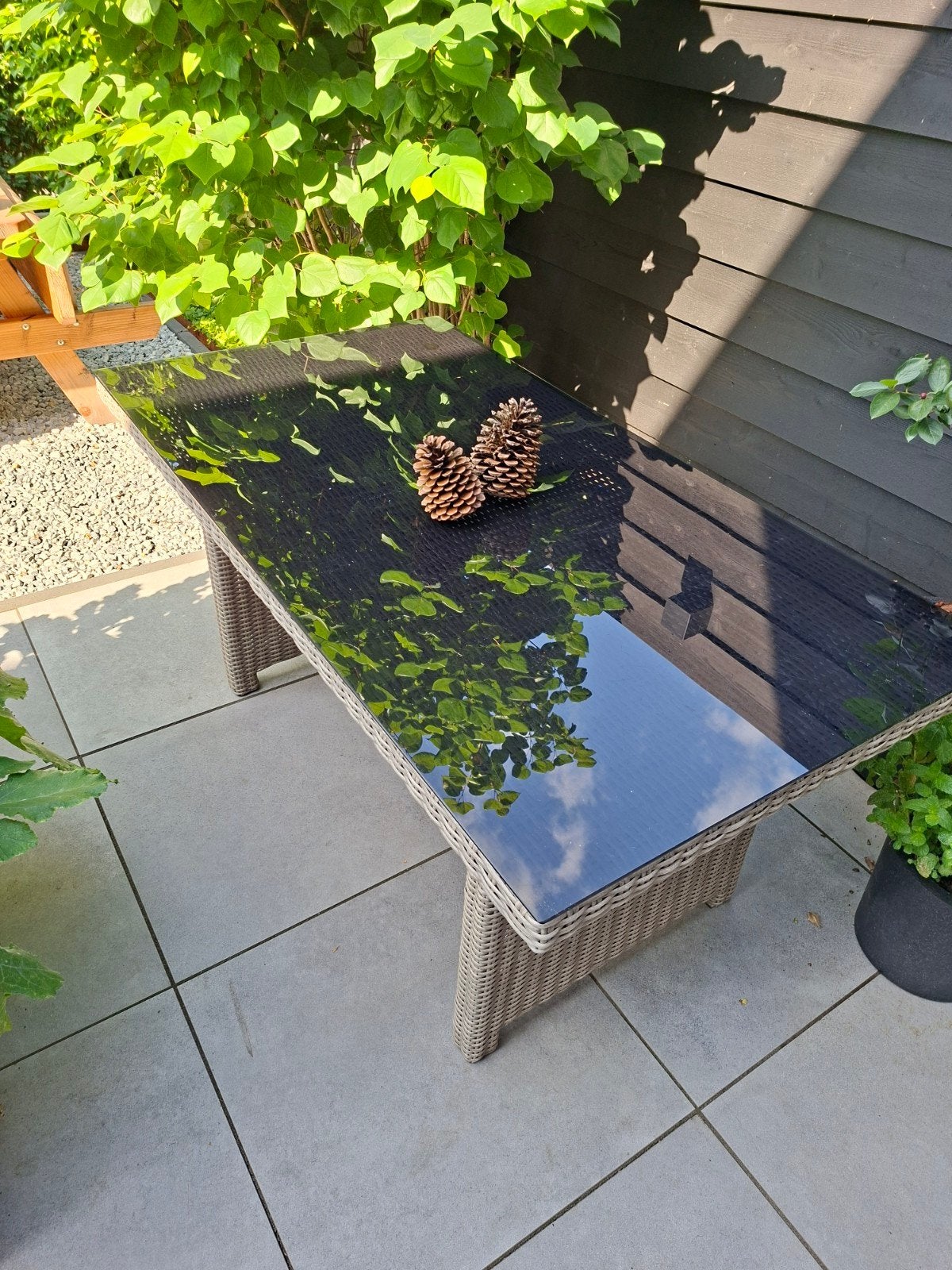 Buitentafel met zwart glazen plaat, Tuin en Terras, Terrasdelen en Vlonders, Ophalen, Gebruikt, Kunststof