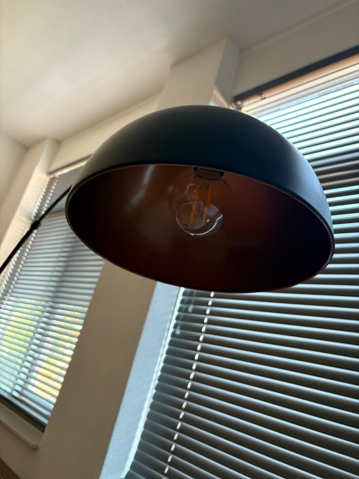 Booglamp - Zwart met koperen binnenkant, Huis en Inrichting, Lampen | Vloerlampen, Ophalen, E27 (groot), Zo goed als nieuw, Metaal