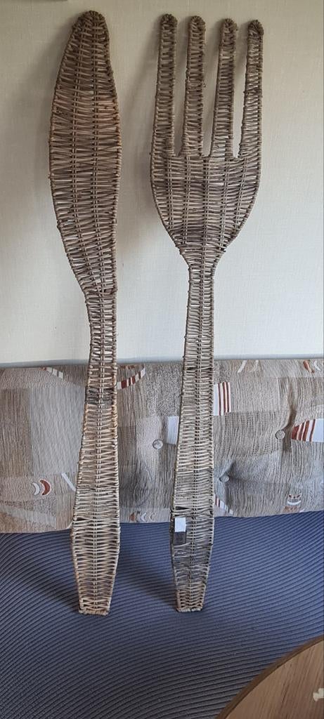Decoratieve rieten mes en vork voor aan de muur, Ophalen of Verzenden, Gebruikt, Overige materialen, Los bestek