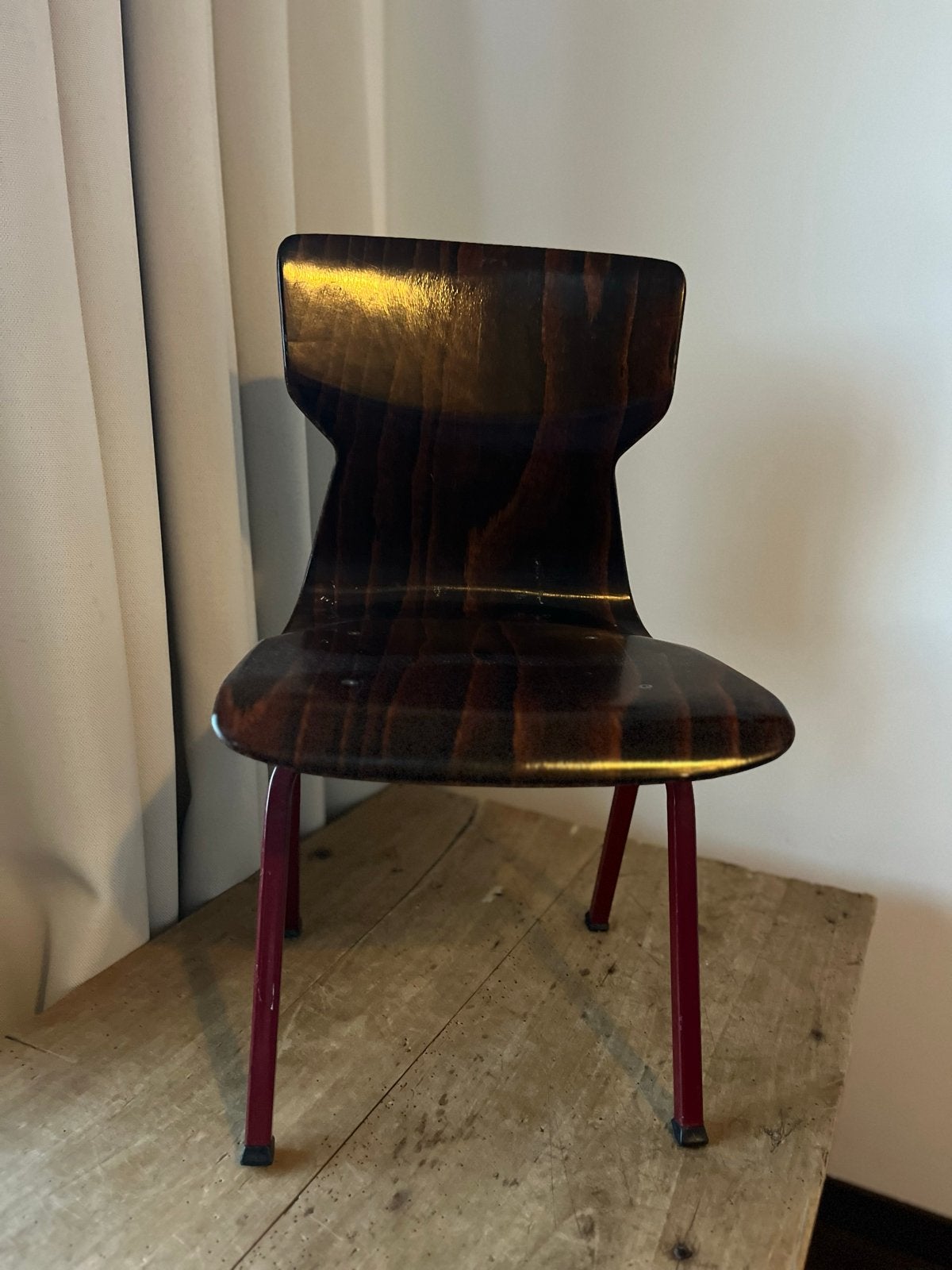 Vintage Eromes Wijchen kinderstoel, donker hout en rood, Kinderen en Baby's, Ophalen, Gebruikt, Overige typen