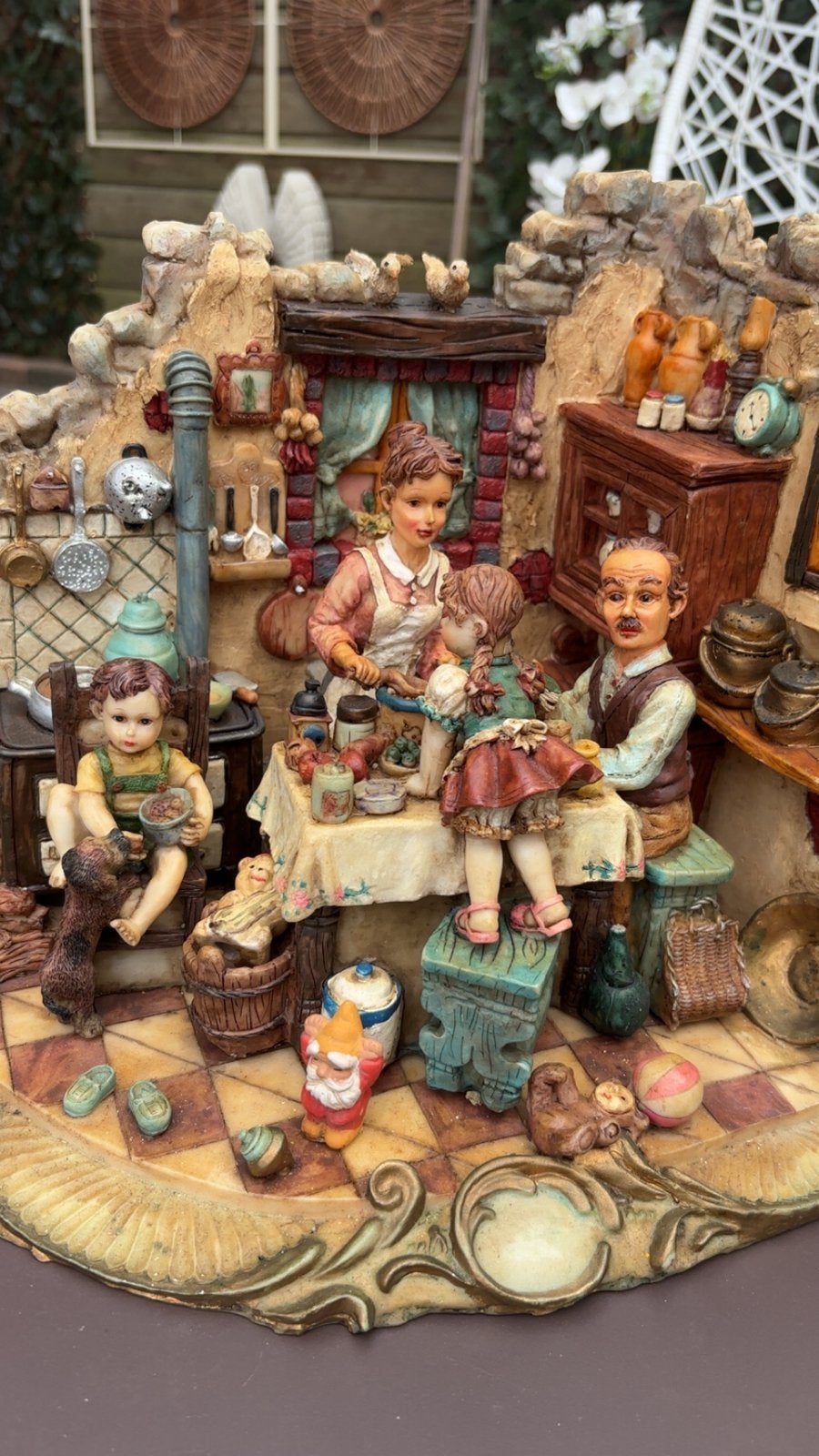 vintage polychroom resin sculptuur getiteld Family Gathering, Ophalen, Gebruikt, Mens