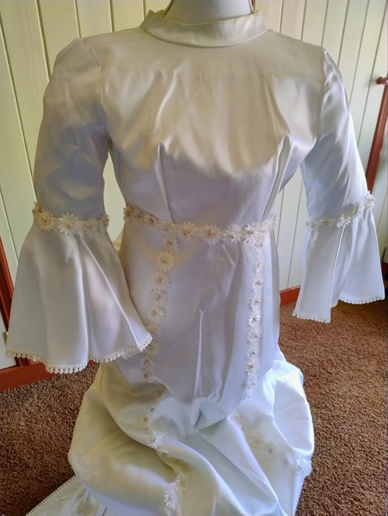 Vintage trouwjurk  Wit  met opgenaaide bloemetjes, Kleding | Dames, Trouwkleding en Trouwaccessoires, Ophalen, Trouwjurk, Wit