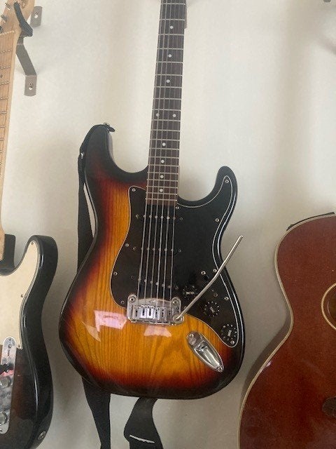 G&L Tribute Legacy SSS (3-Tone Sunburst / Rosewood), Muziek en Instrumenten, Snaarinstrumenten | Gitaren | Elektrisch, Ophalen of Verzenden
