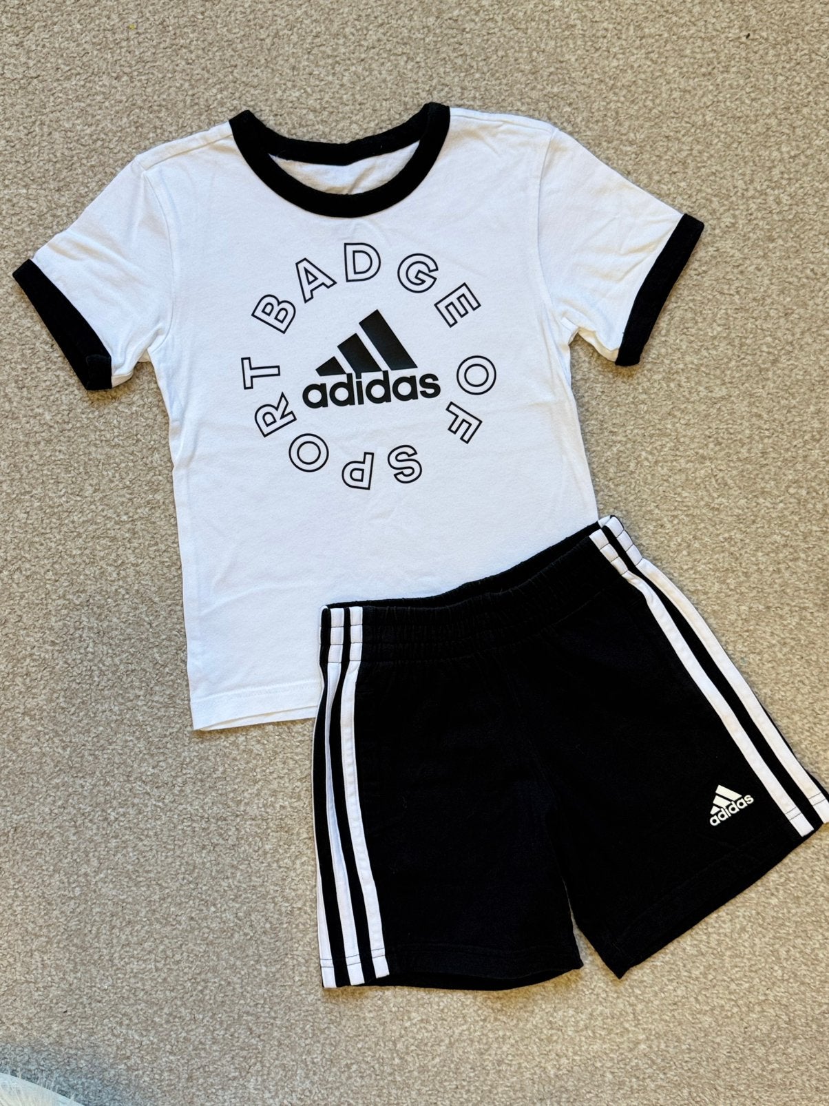 Adidas set 3-4 jaar, Kinderen en Baby's, Kinderkleding | Maat 104, Ophalen of Verzenden, Zo goed als nieuw, Jongen of Meisje